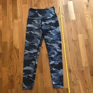 Beyond Yoga Blue Camo yoga tight Sz. XS